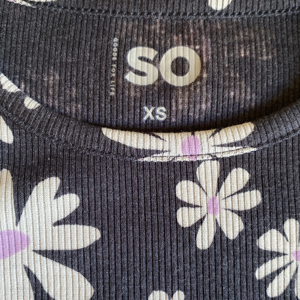 Goods For Life SO brand charcoal grey with daisies print lettuce hem teeshirt